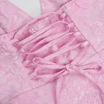 Robe mini rose à bretelles, en coton léger, avec un design fluide et une coupe décontractée pour un look printanier.
