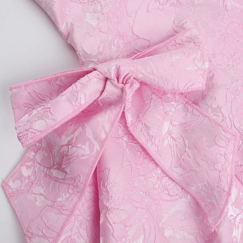 Robe mini rose à bretelles pour femme, en coton léger, avec un design épuré et une coupe confortable pour les journées d'été.