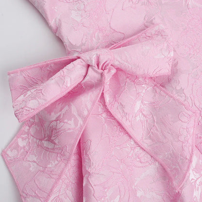 Robe mini rose à bretelles pour femme, en coton léger, avec un design épuré et une coupe confortable pour les journées d'été.
