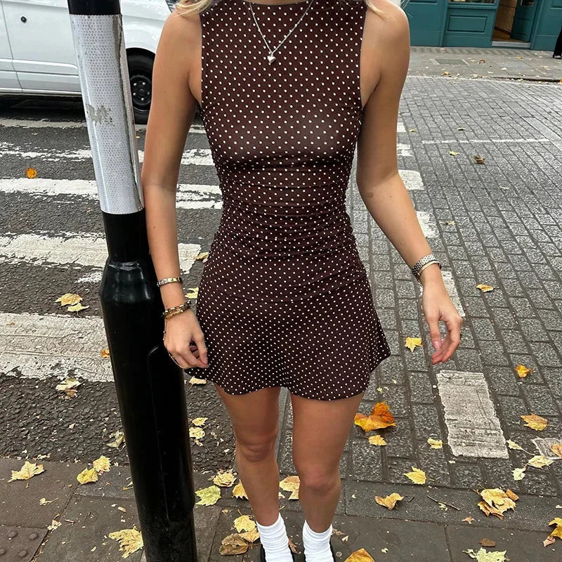 Robe mini marron sans manches à pois rétro, en coton léger, avec une coupe classique et une taille cintrée.