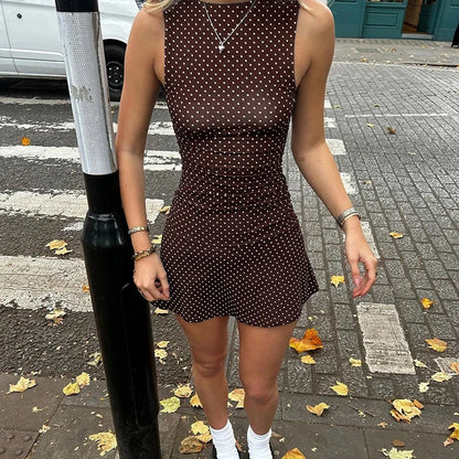 Robe mini marron sans manches à pois rétro, en coton léger, avec une coupe classique et une taille cintrée.