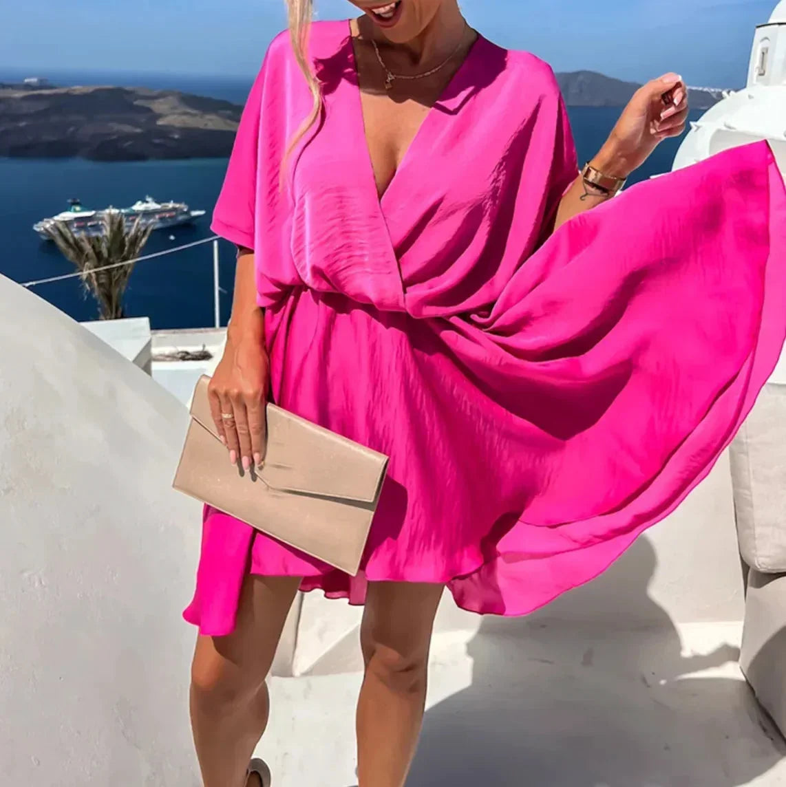 Robe courte fluide cache-cœur en viscose, manches courtes, adaptée pour soirées estivales, disponible en plusieurs couleurs.