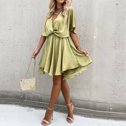 Robe courte fluide en polyester léger, col V, cache-cœur, manches courtes, parfaite pour des journées d'été à la plage.