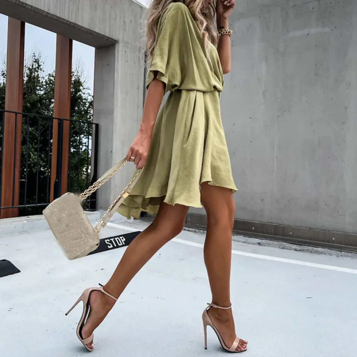 Robe courte fluide col V cache-cœur, manches courtes, coupe ample, tissu léger idéal pour les journées d'été à la plage.