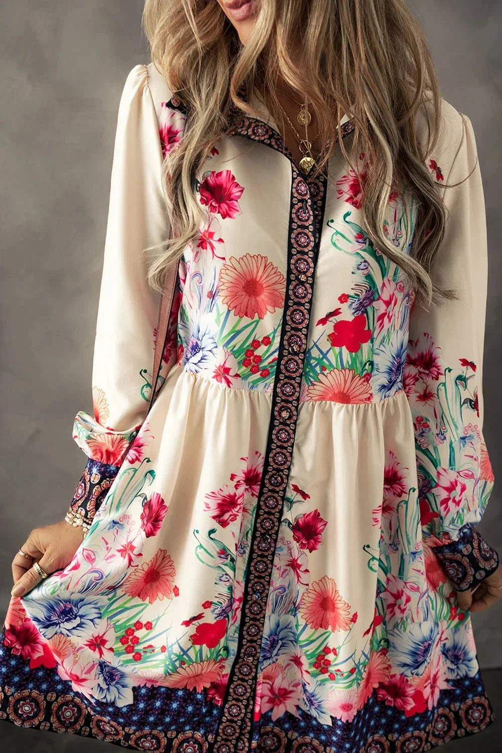 Robe courte fluide à imprimé floral multicolore, manches longues, en tissu léger, idéale pour les journées d'été.