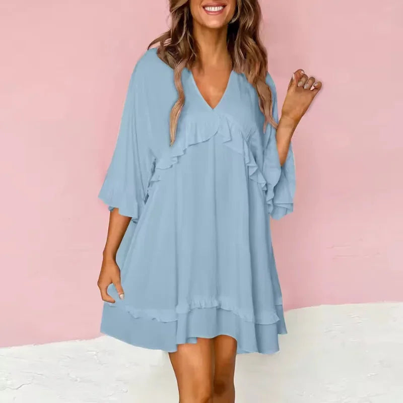 Robe courte fluide à volants, col V, manches larges, en tissu léger, parfait pour une silhouette décontractée et élégante.