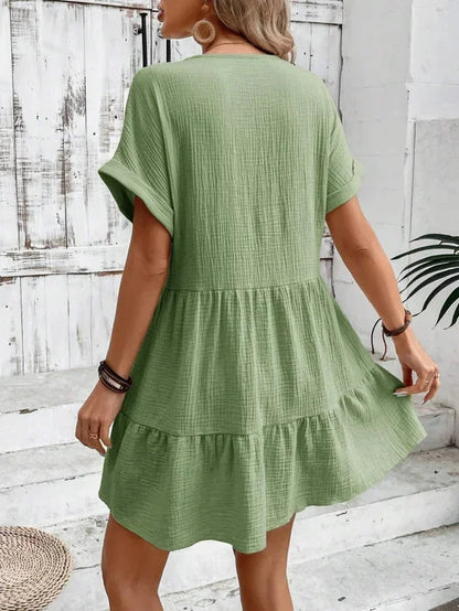 Robe courte fluide à volants superposés, col V, manches courtes, en tissu léger, idéale pour les journées d'été.