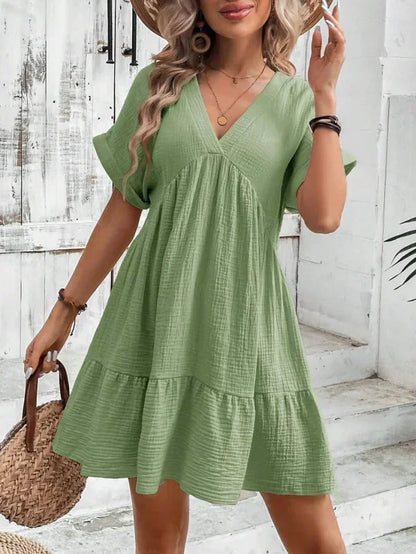 Robe courte fluide à volants superposés, col V, manches courtes, en tissu léger, parfaite pour les journées d'été.