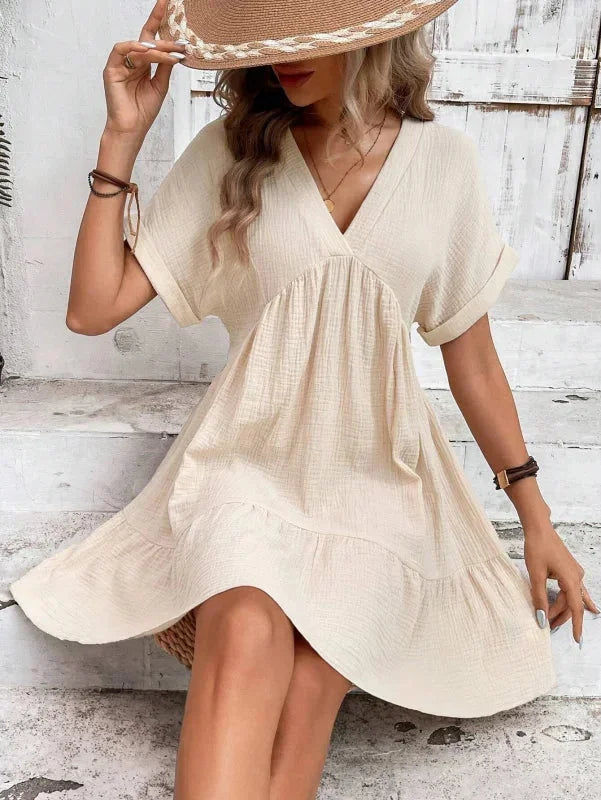 Robe courte fluide avec volants superposés, col V et manches courtes, parfaite pour l'été, 100% viscose, disponible en…