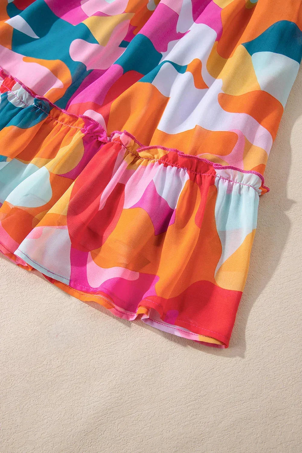 Robe courte à imprimé coloré, décolleté en V, manches longues, en coton léger, idéale pour les journées d'été à la plage.