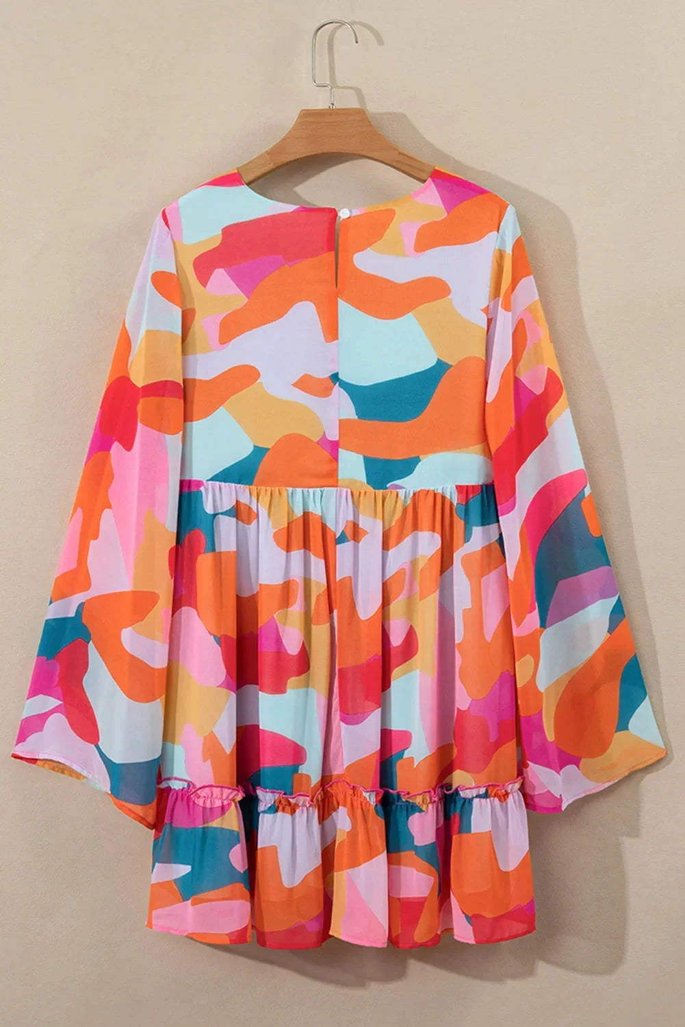 Robe d'été mini colorée, décolletée en V, à manches longues, en tissu léger et imprimé floral pour une ambiance plage.