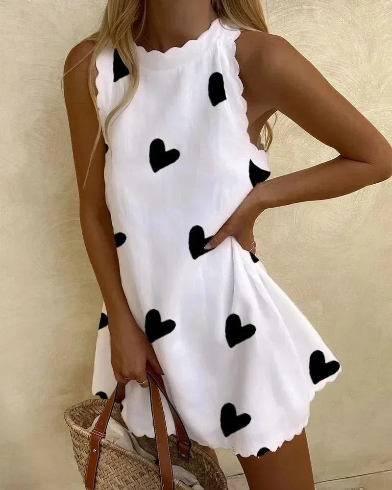 Robe courte sans manches, tissu léger, imprimé cœur et fleur, avec volants pour un style estival et décontracté.