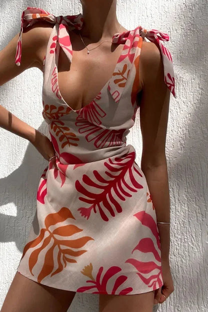 Robe courte à imprimé fleurs rouges, col V, nœud aux épaules, en tissu léger idéal pour les vacances d'été.