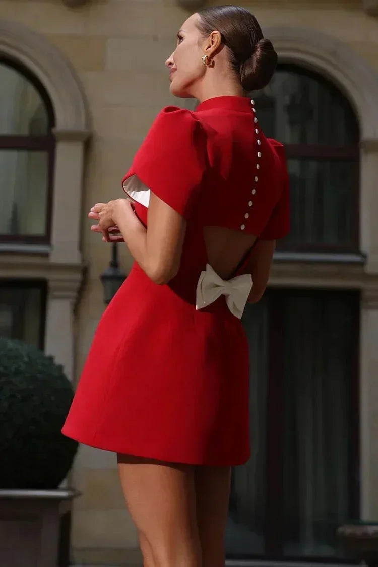 Robe courte en tissu uni, élégante avec manches à volants, idéale pour soirées ou cocktails, offre une silhouette flatteuse.