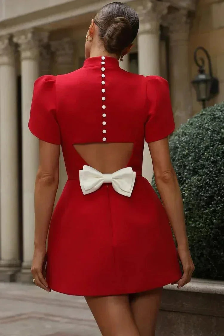 Robe courte élégante en tissu uni, avec manches à volants, idéale pour soirées ou cocktails, style chic et intemporel.