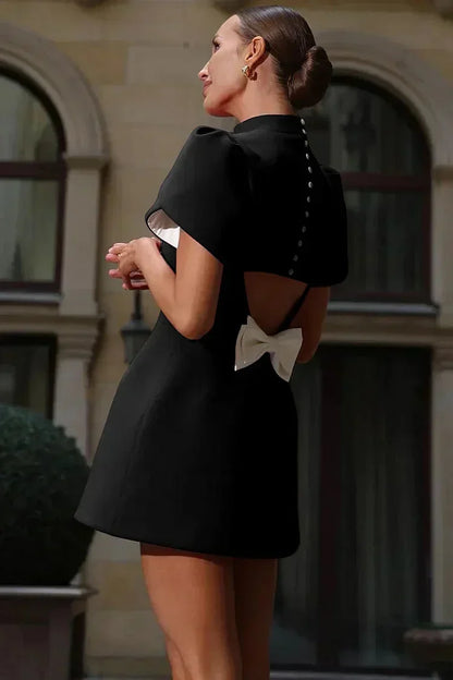 Robe courte élégante en tissu uni, manches à volants, idéale pour soirées et cocktails, coupe moderne et féminine.