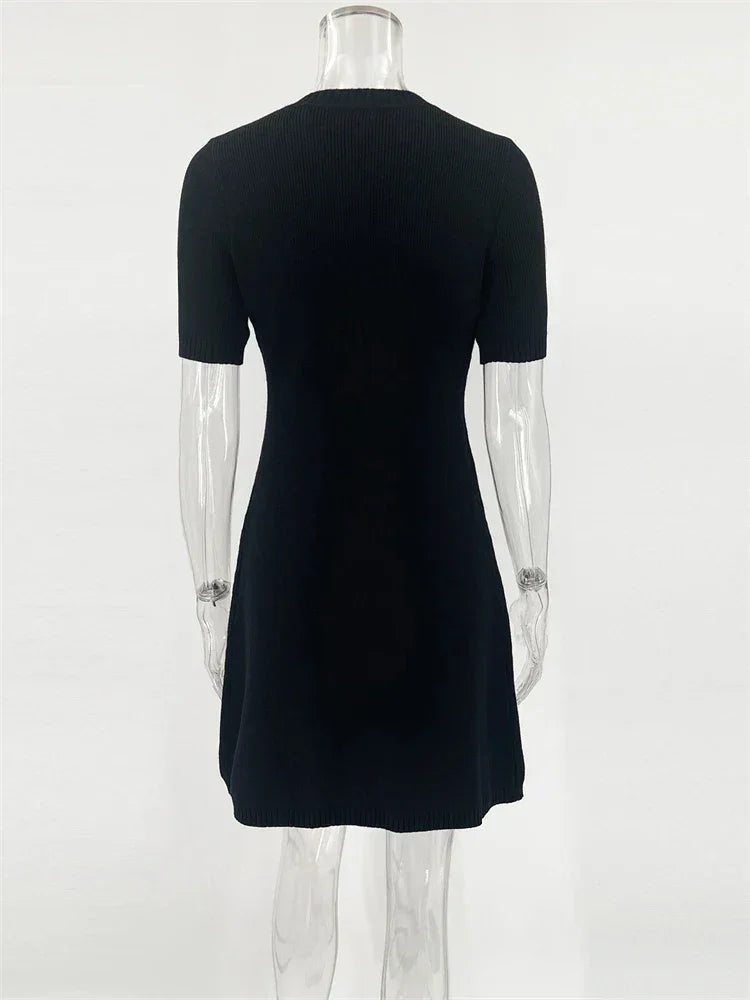 Robe mini en maille légère, boutons classiques, manches courtes, idéale pour les journées estivales décontractées.