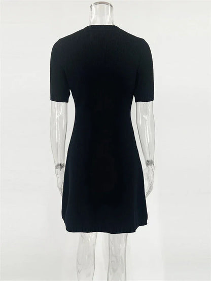 Robe mini en maille légère, boutons classiques, manches courtes, idéale pour les journées estivales décontractées.