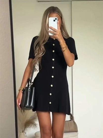 Robe mini en maille pour femme, boutons sur le devant, manches courtes et coupe ajustée, idéale pour une tenue décontractée.