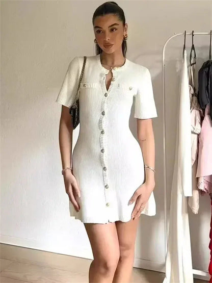 Robe mini en maille blanche, avec boutons sur le devant et manches courtes, idéale pour les journées estivales.