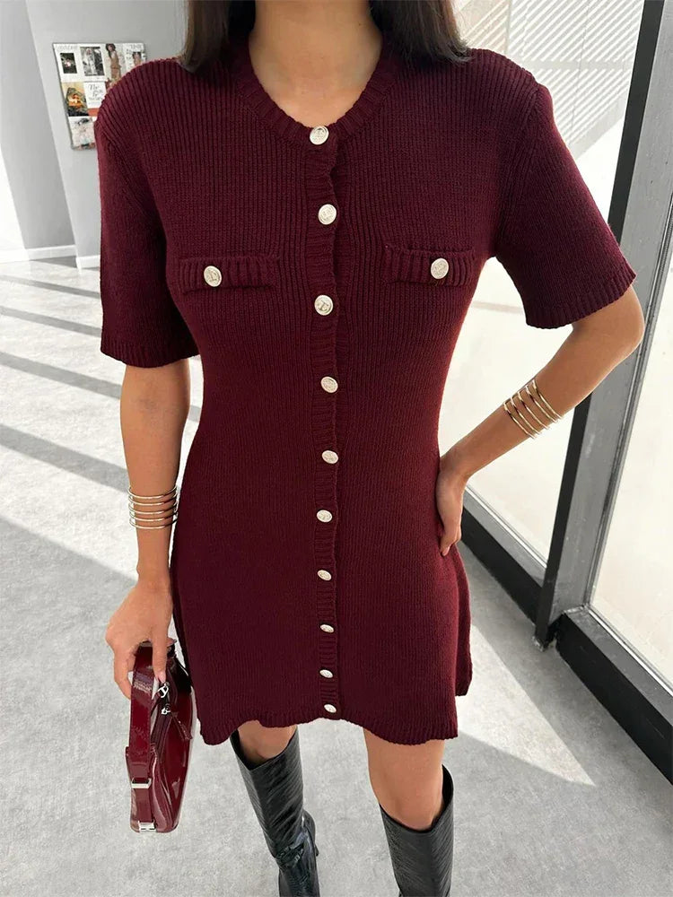 Robe mini en maille, couleur Bourgogne, avec boutons décoratifs et manches courtes pour un style décontracté.