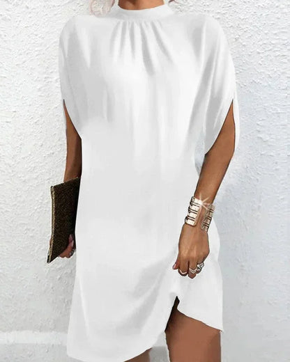 Robe courte en tissu léger, manches chauve-souris et col plissé, disponible en plusieurs couleurs pour soirées.