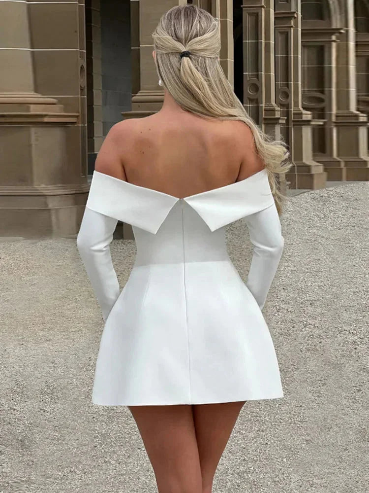 Robe courte élégante à manches longues, épaules dénudées, en tissu doux, avec poches pratiques, idéale pour les soirées.