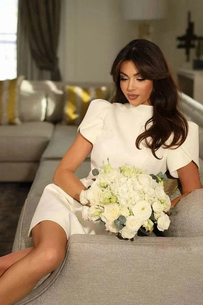 Robe courte à manches structurées, en tissu uni avec ruffles, silhouette ajustée, parfaite pour les cocktails.