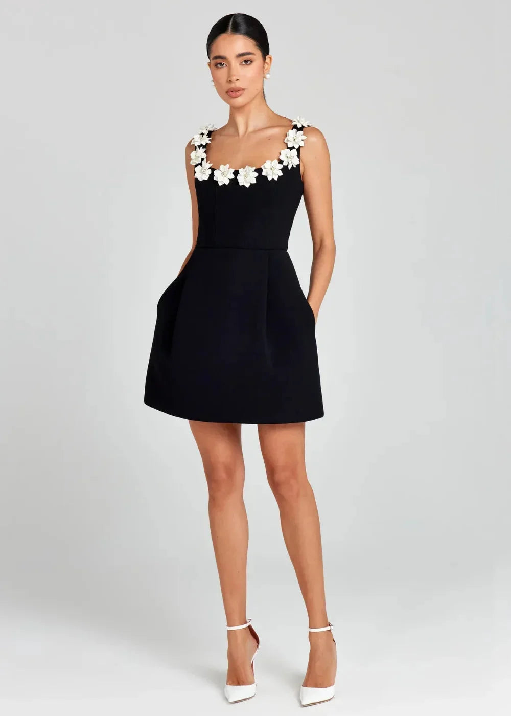 Abito Corto Donna con Ricami Floreali Manica Corta - Vesarelli