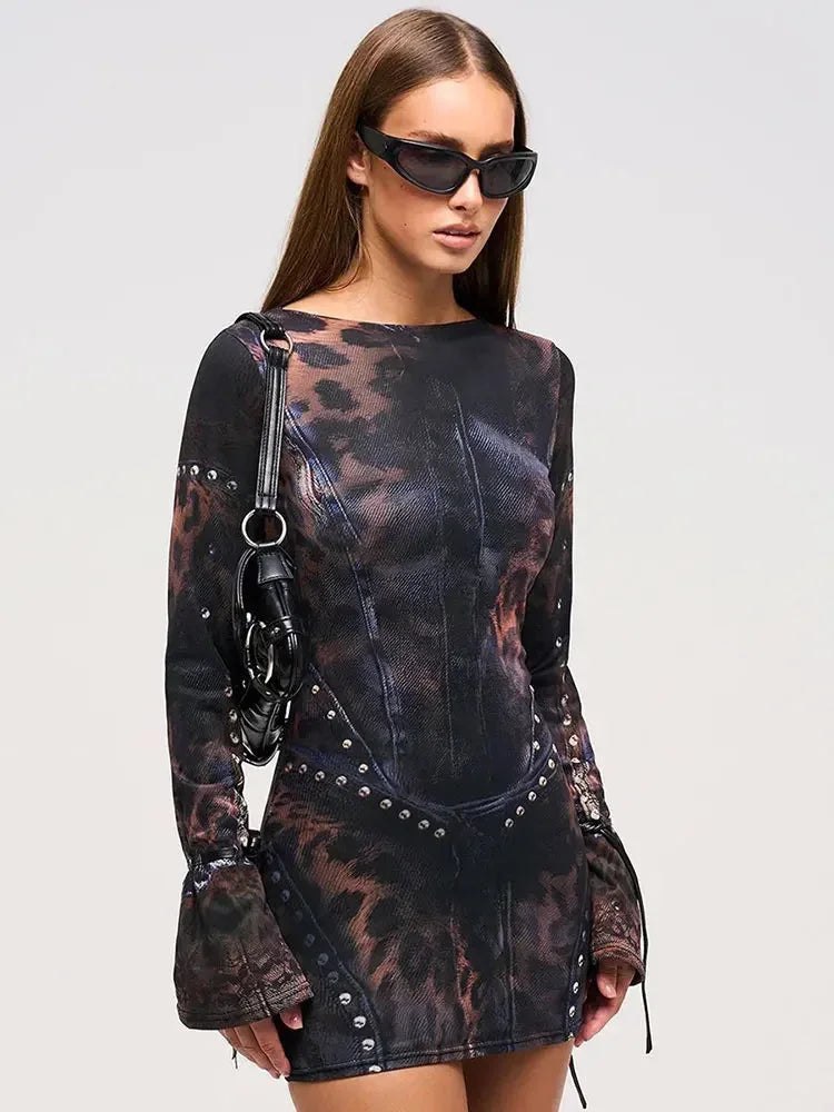 Robe courte noire avec imprimé abstrait, clous décoratifs et manches longues, idéale pour une soirée clubbing.