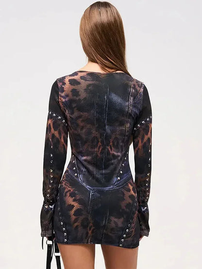 Robe courte noire en tissu fluide, imprimé abstrait, clous décoratifs, manches longues, idéale pour des soirées en club.