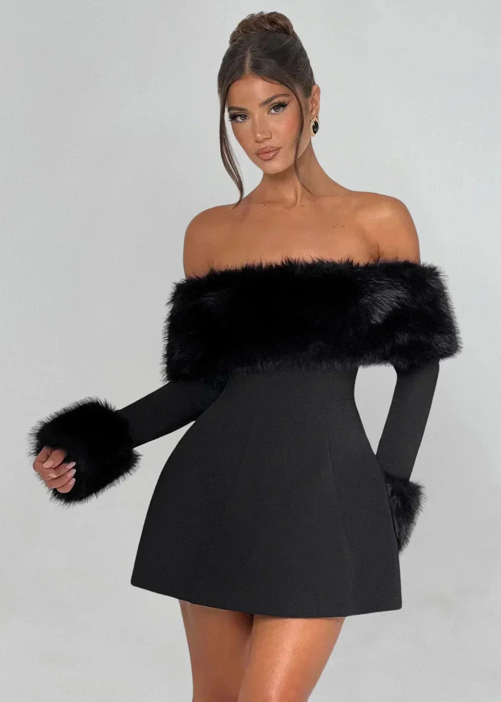 Robe courte noire à épaules dénudées, ornée d'accents en fourrure pour une silhouette élégante et moderne.