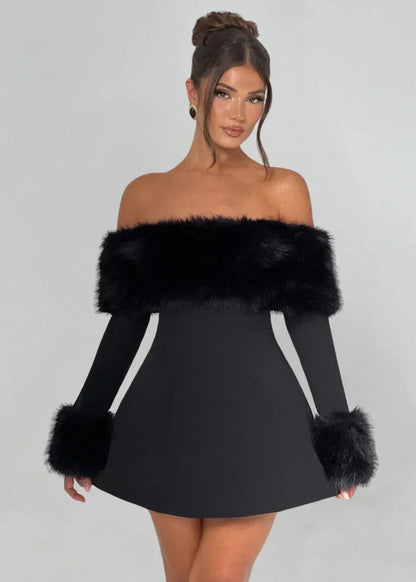 Robe courte noire avec épaules dénudées, ornée de détails en fourrure, idéale pour une soirée élégante.