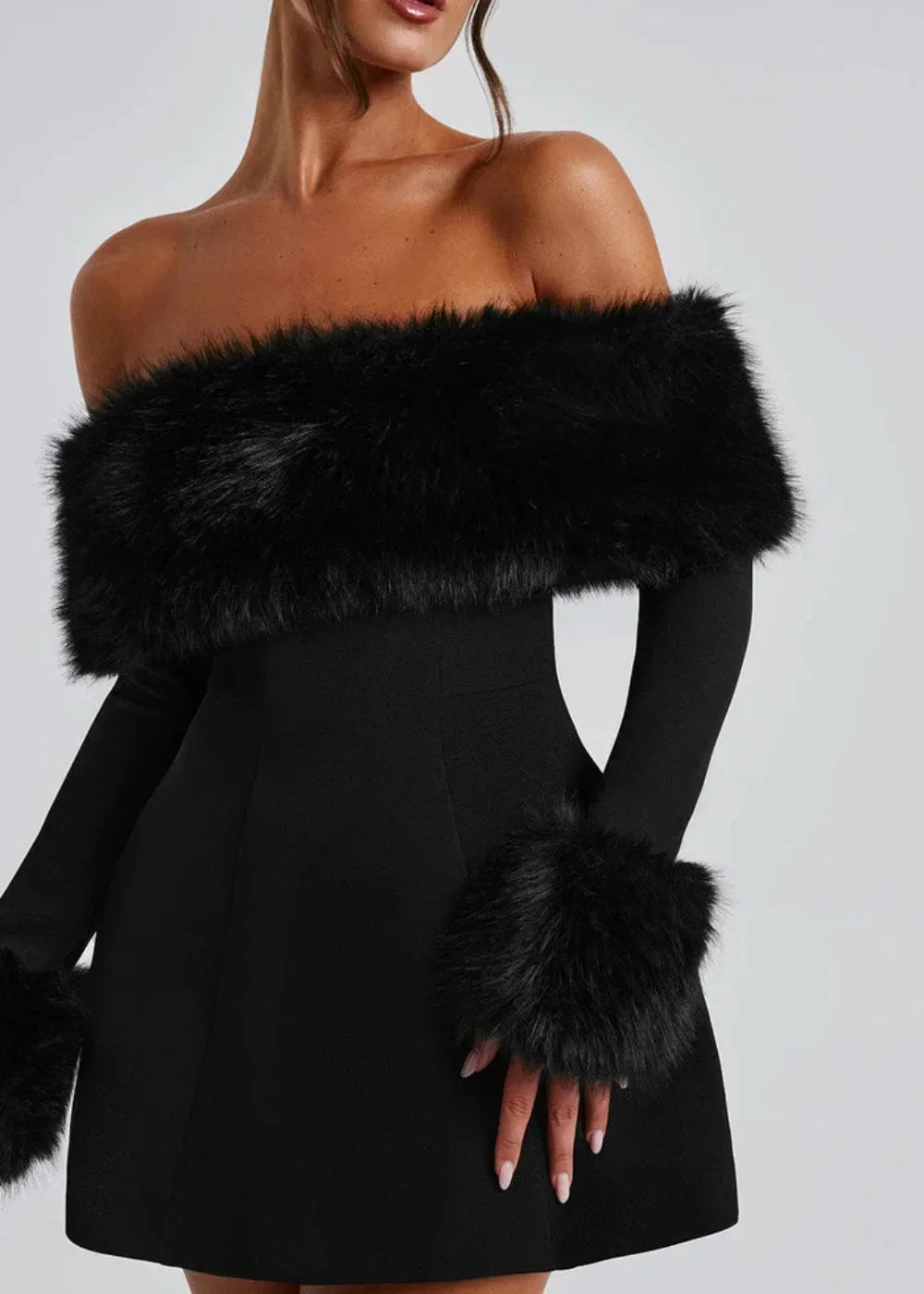 Robe courte noire avec épaules dénudées et accents en fourrure, design chic pour des soirées élégantes.
