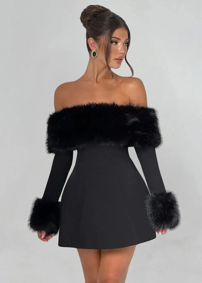 Robe courte noire avec épaules dénudées, détails en fourrure, idéale pour une soirée élégante. Fabriquée en tissu doux et…