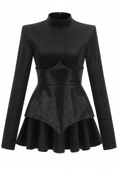 Robe courte noire en tissu doux, peplum, sequins brillants et manches longues pour une soirée élégante.
