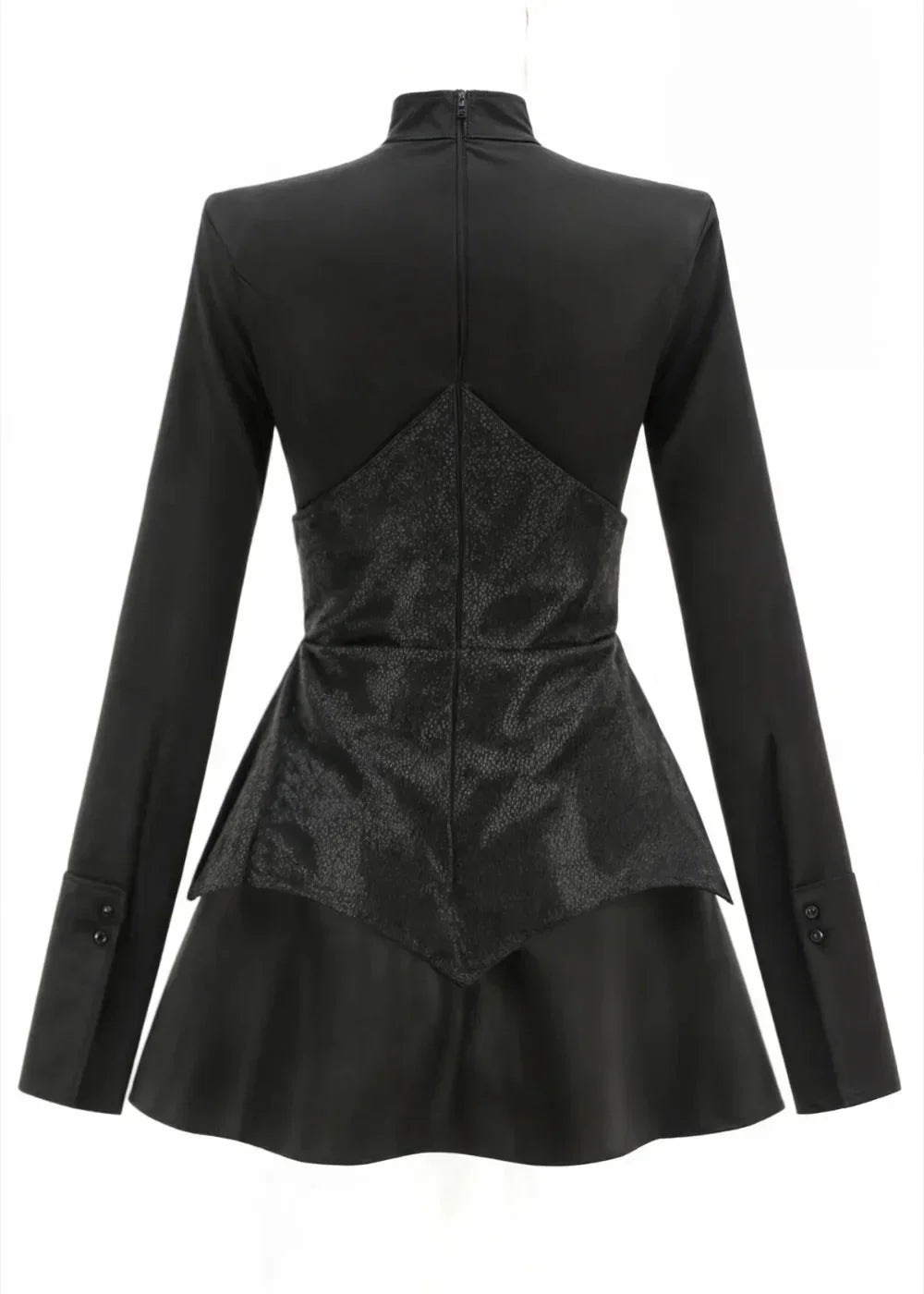 Robe courte noire en tissu fluide, peplum élégant, sequins scintillants et manches longues pour soirées habillées.