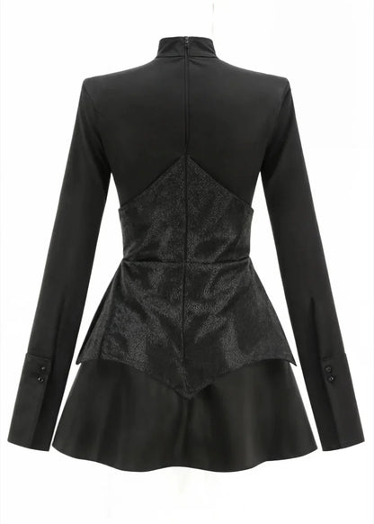 Robe courte noire en tissu fluide, peplum élégant, sequins scintillants et manches longues pour soirées habillées.