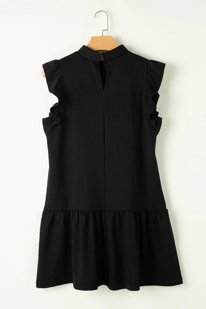 Robe courte noire à volants, manches courtes, en tissu léger, coupe trapèze idéale pour les sorties en soirée.