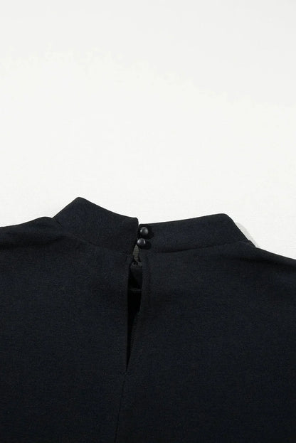 Robe courte noire à volants, manches courtes, coupe trapèze, légère en tissu fluide, parfaite pour les sorties en soirée.