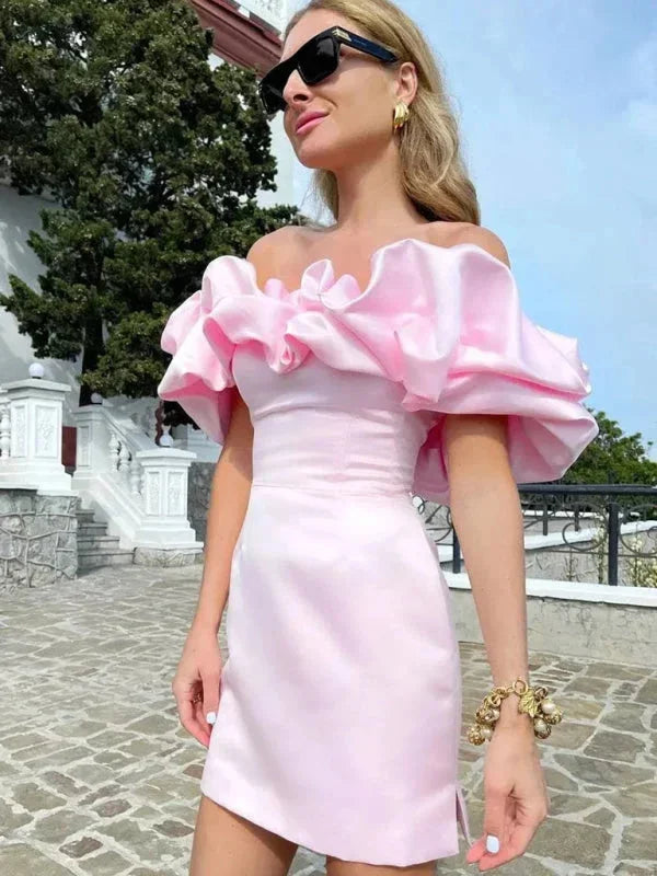 Robe courte off-shoulder en soie à volants, plusieurs couleurs, coupe ajustée, parfaite pour des soirées élégantes.