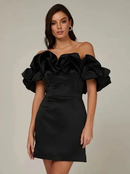 Robe courte off-shoulder en soie avec volants, coupe ajustée, disponible en plusieurs couleurs, parfaite pour les soirées.