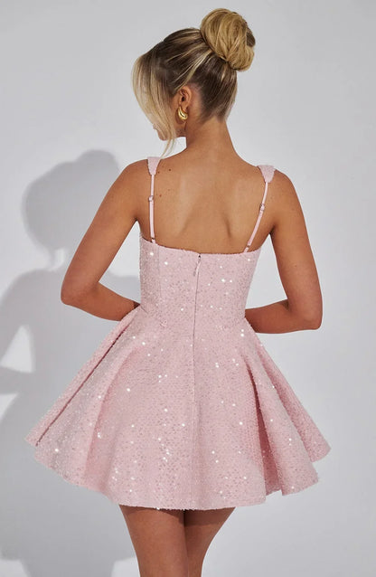 Robe courte pailletée fit and flare en polyester, avec nœud à la taille, parfaite pour les soirées clubbing.