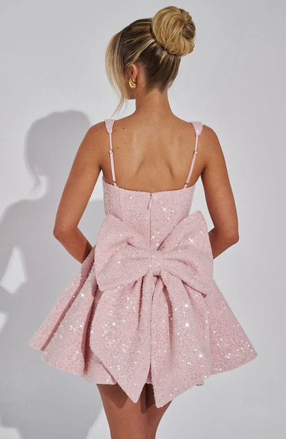 Robe courte pailletée fit and flare en tissu scintillant, avec nœud à la taille, idéale pour les soirées clubbing.