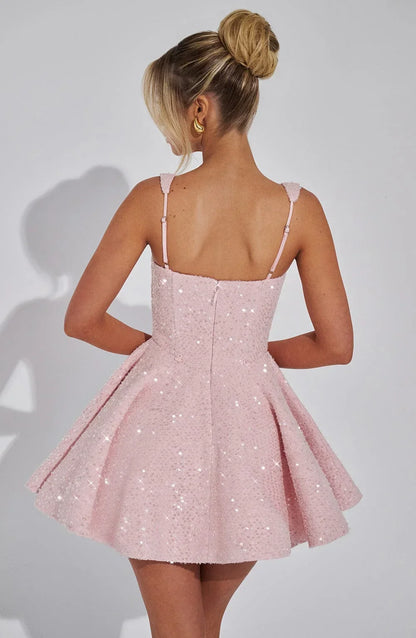 Robe courte pailletée fit and flare avec nœud, en tissu scintillant, idéale pour soirées clubbing. Style élégant et moderne.