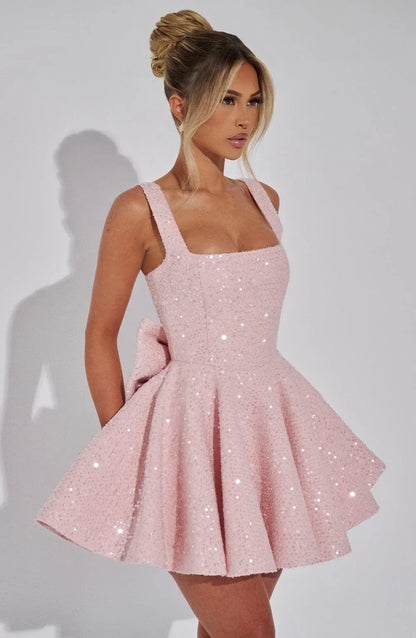 Robe courte pailletée fit and flare, en tissu brillant avec nœud, idéale pour soirées, style ajusté et évasé.