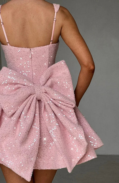 Robe courte pailletée fit and flare en tissu stretch, avec un nœud sur le devant, idéale pour soirées clubbing.