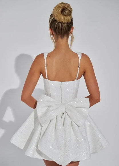Robe courte pailletée fit and flare avec nœud, en polyester, idéale pour une soirée clubbing, mettant en valeur la silhouette.