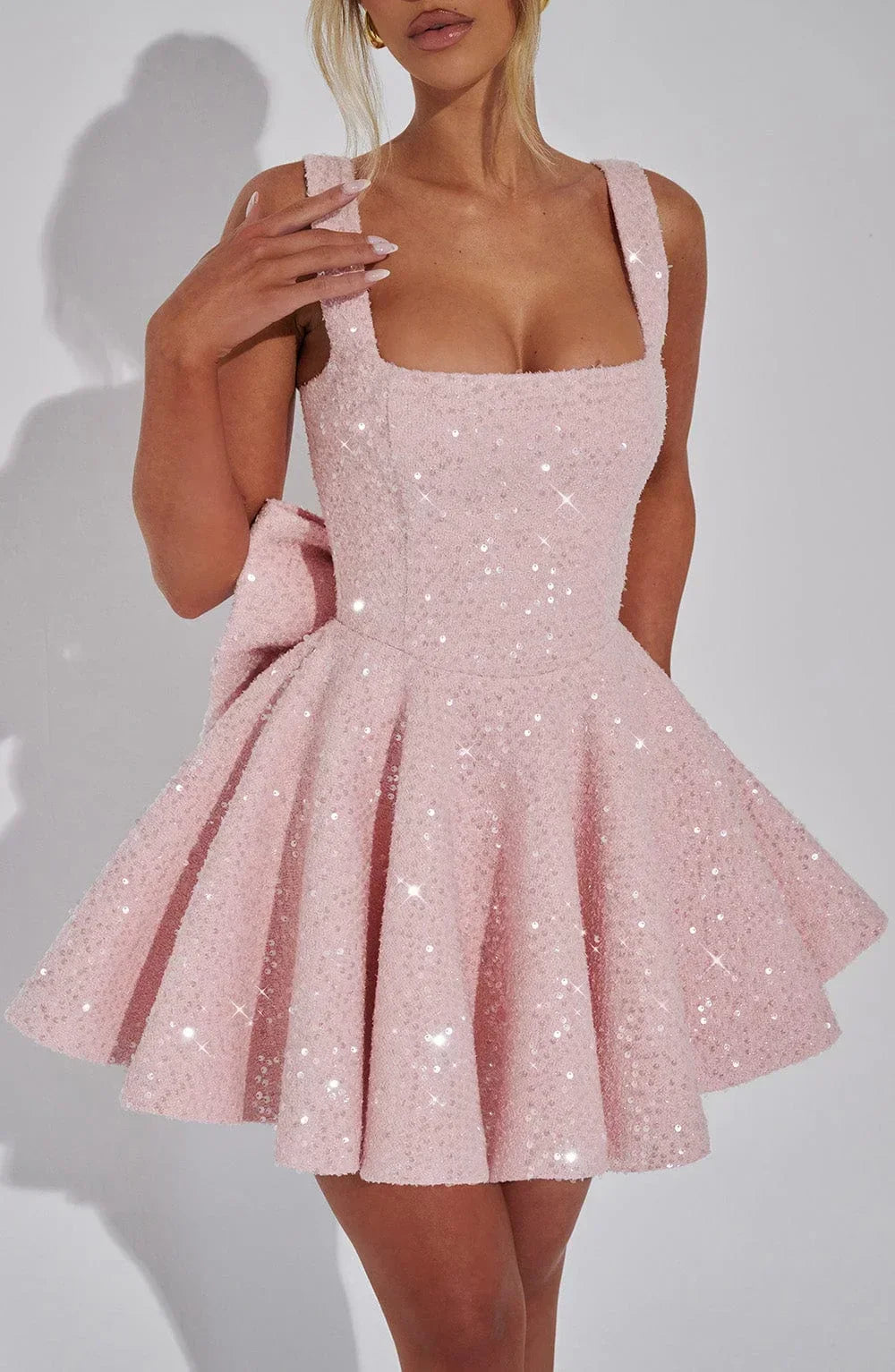 Robe courte pailletée en polyester, design fit and flare avec nœud, parfaite pour les soirées clubbing et les événements…