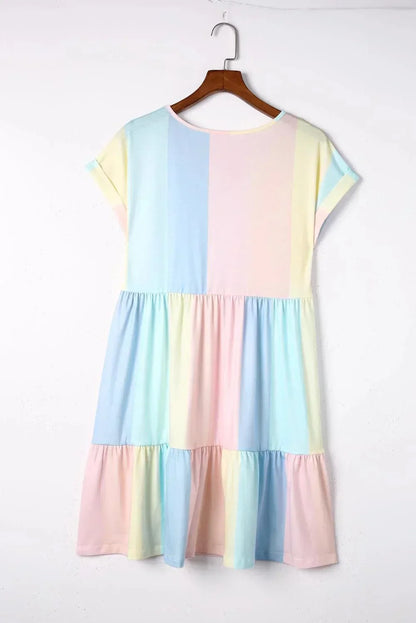 Robe courte pastel en tissu léger, à volants et manches courtes, idéale pour une journée d'été à la plage.